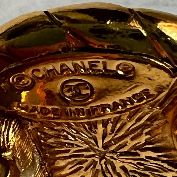 CHANEL 1980s 24K gold plated vintage clip-on earrings - Picture 9 of 14